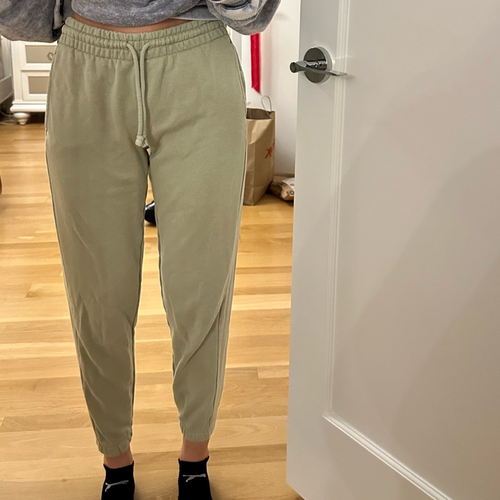 Aritzia green sweat joggers 💚